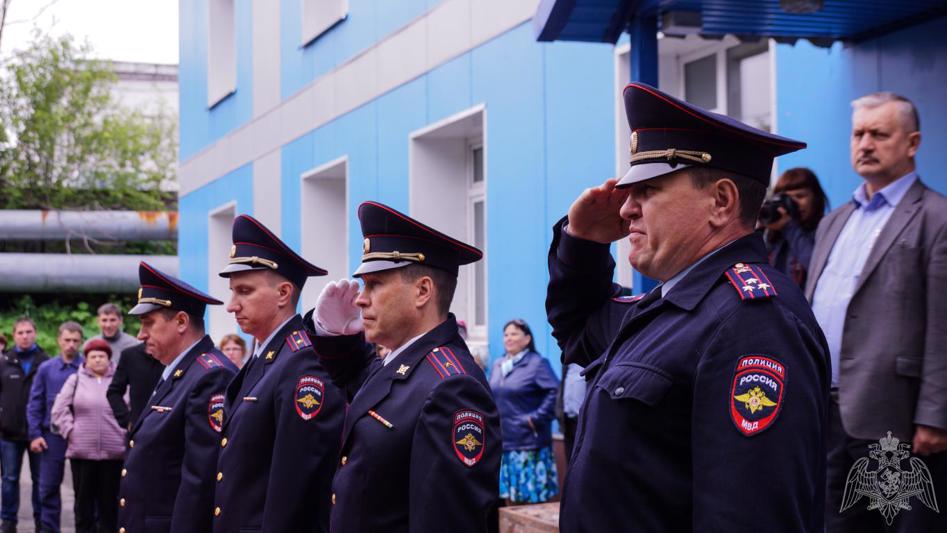 Молодые сотрудники камчатской Росгвардии торжественно поклялись соблюдать Конституцию Российской Федерации, уважать и защищать права и законные интересы граждан.