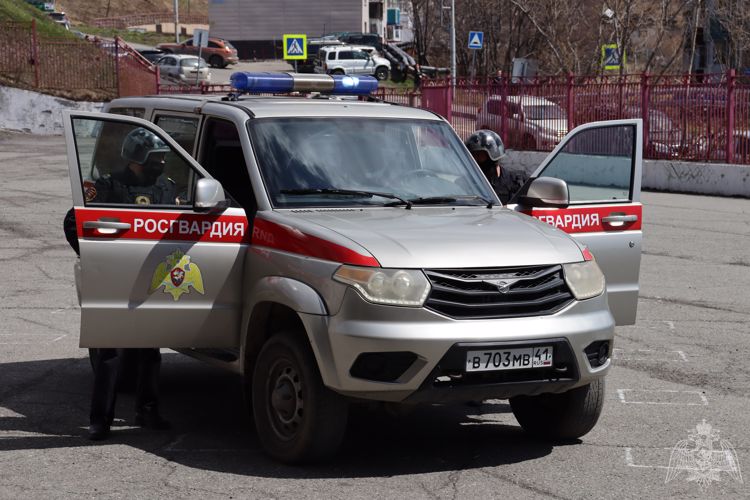 На Камчатке росгвардейцы пресекли попытку кражи из магазина 