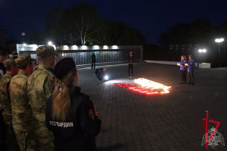 Камчатские росгвардейцы в День памяти и скорби зажгли «Свечи памяти» 