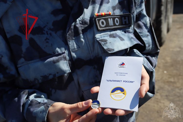 Сотруднику ОМОН Управления Росгвардии по Камчатскому краю вручен значок «Альпинист России» 