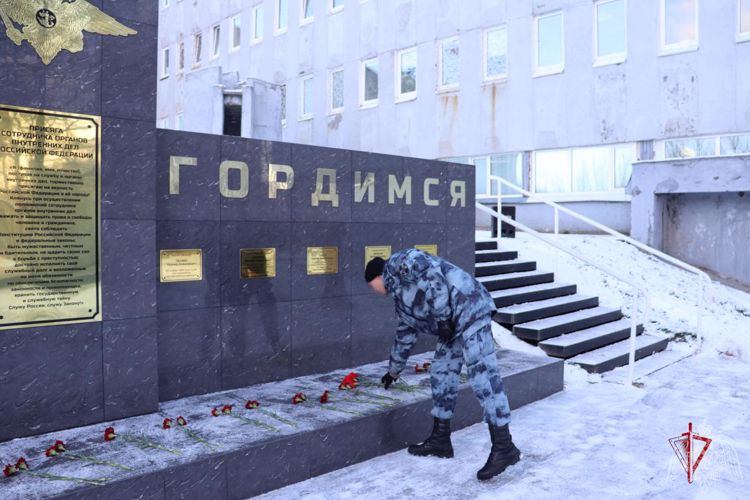 Сотрудники и военнослужащие Управления Росгвардии по Камчатскому краю почтили память погибших сотрудников 