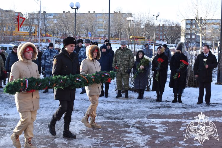 На Камчатке росгвардейцы приняли участие в торжественном митинге, посвященном Дню Героев Отечества