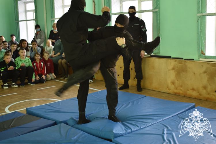 На Камчатке продолжается всероссийская ведомственная акция Росгвардии «Дед Мороз специального назначения»