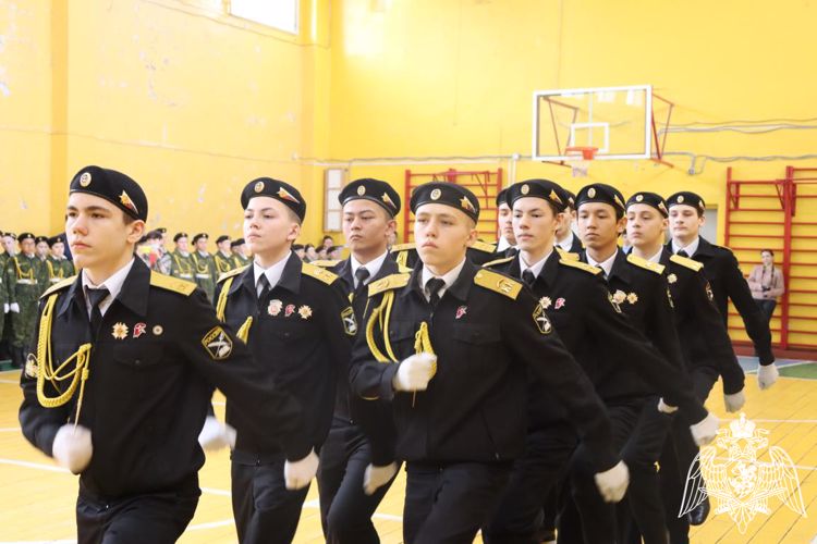 Офицеры Росгвардии приняли участие в судействе Смотра строя и песни в средней школе № 7 Петропавловска-Камчатского