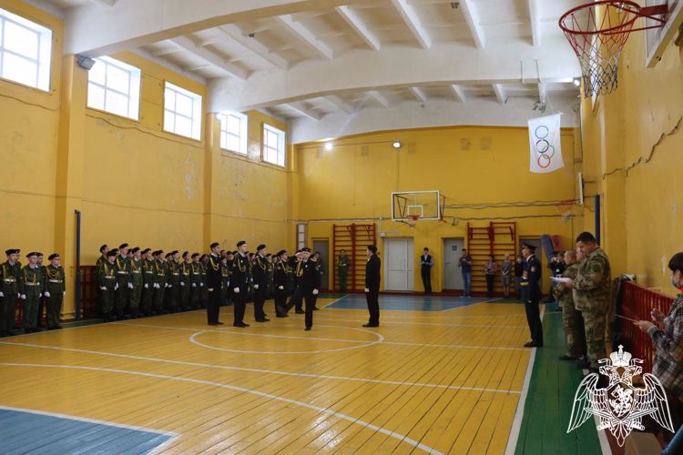 Офицеры Росгвардии приняли участие в судействе Смотра строя и песни в средней школе № 7 Петропавловска-Камчатского