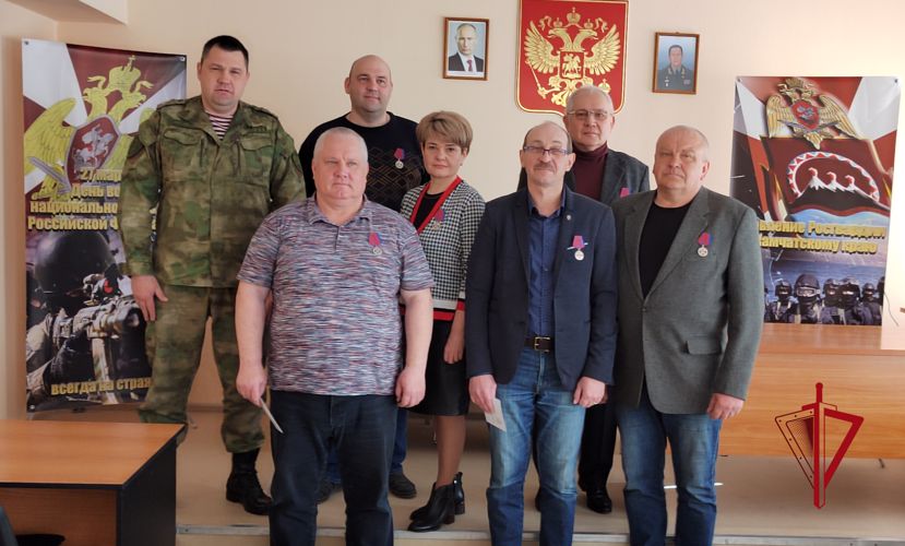 На Камчатке в региональном управлении Росгвардии ветеранам войск правопорядка вручили памятные медали 
