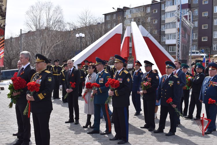 В преддверии Дня Победы начальник Управления Росгвардии по Камчатскому краю полковник полиции Алексей Кравченко принял участие в торжественном возложении цветов