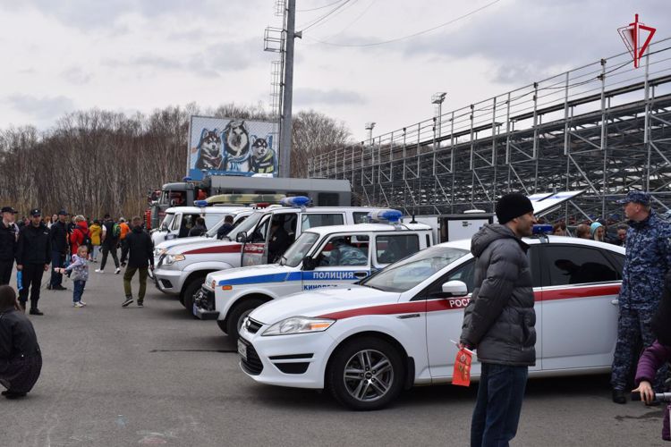 На Камчатке в преддверии празднования Дня Великой Победы сотрудники краевых управлений Росгвардии и МВД России провели военно-патриотическое мероприятие для детей