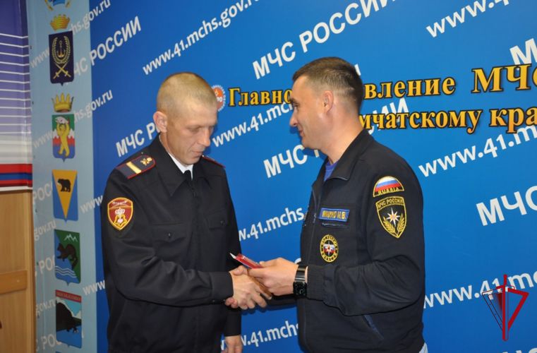Медалью МЧС России наградили росгвардейца за спасение детей на Камчатке