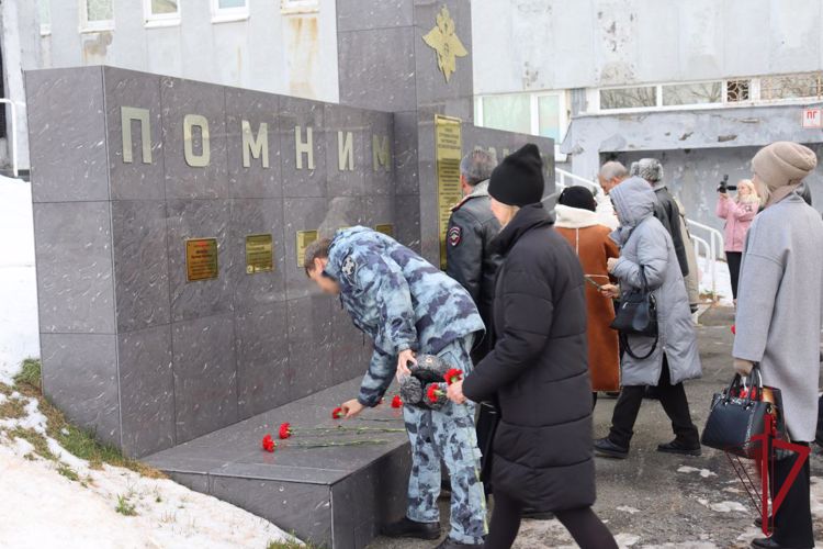 Сотрудники и военнослужащие Управления Росгвардии по Камчатскому краю почтили память коллег, погибших при исполнении служебного долга