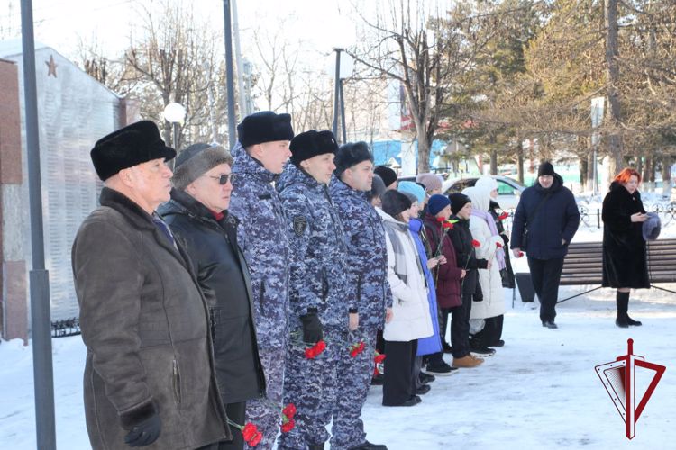 На Камчатке росгвардейцы почтили память защитников Сталинграда
