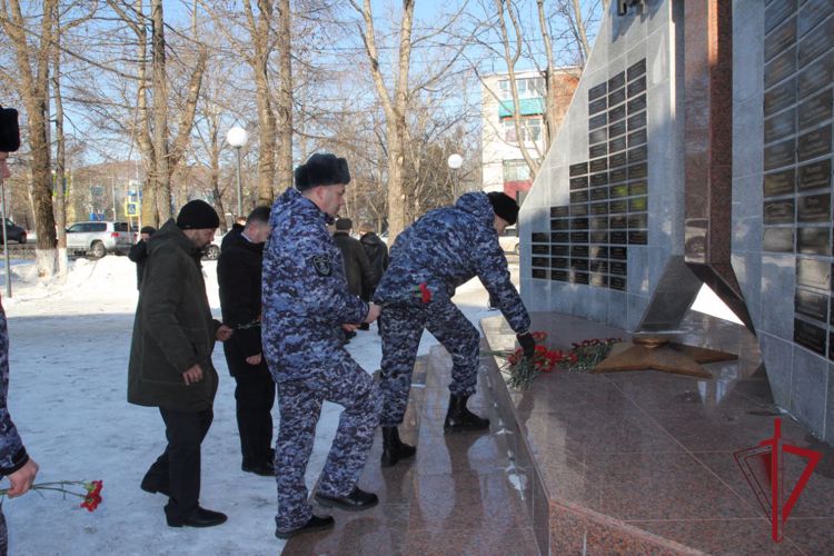 На Камчатке росгвардейцы почтили память защитников Сталинграда