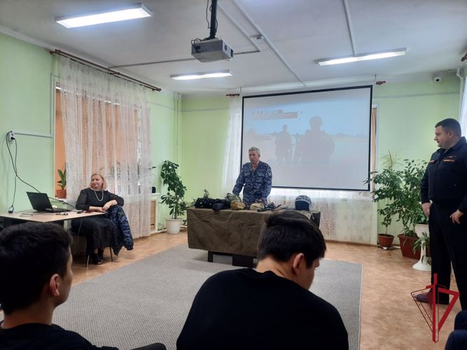 На Камчатке росгвардейцы провели Урок Мужества для воспитанников Центра содействия развитию семейных форм устройства «Радуга»
