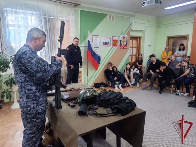 На Камчатке росгвардейцы провели Урок Мужества для воспитанников Центра содействия развитию семейных форм устройства «Радуга»