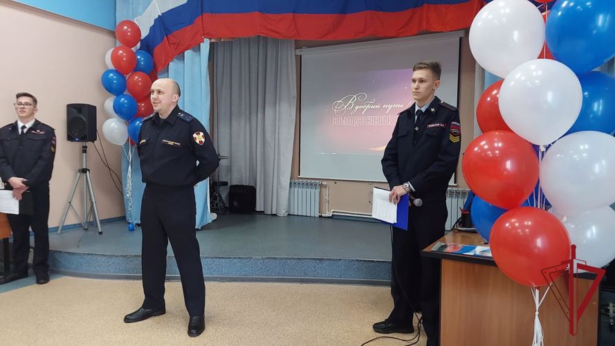 На Камчатке представители Росгвардии поздравили выпускников Камчатского кооперативного техникума