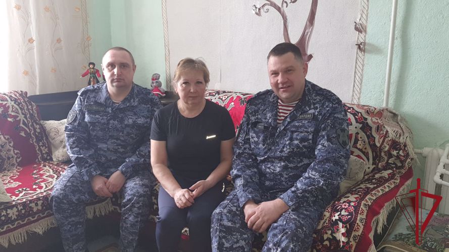 На Камчатке росгвардейцы навестили матерей погибших боевых товарищей