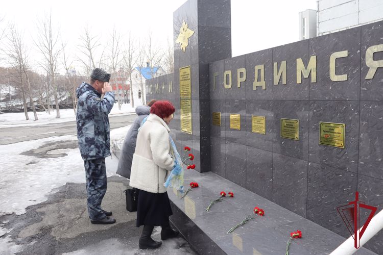 На Камчатке росгвардейцы почтили память погибших сотрудников