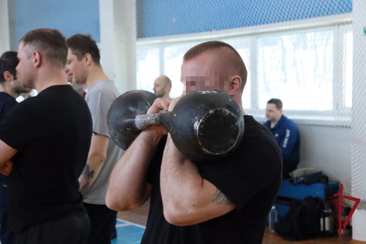 На Камчатке росгвардейцы заняли призовые места в личном зачете на региональных соревнованиях по гиревому спорту