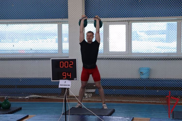 На Камчатке росгвардейцы заняли призовые места в личном зачете на региональных соревнованиях по гиревому спорту