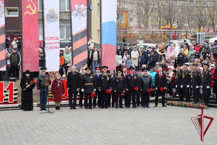 Начальник Управления Росгвардии по Камчатскому краю полковник полиции Алексей Кравченко принял участие в торжественном возложении цветов в преддверии Дня Победы