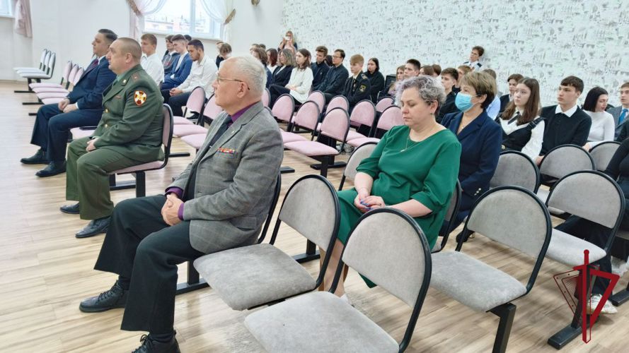 На Камчатке росгвардейцы провели встречу со старшеклассниками средней школы № 7