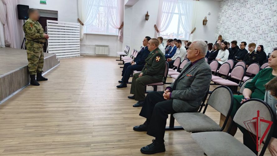 На Камчатке росгвардейцы провели встречу со старшеклассниками средней школы № 7