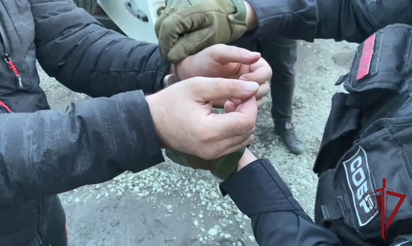 На Камчатке при содействии сотрудников СОБР «Вулкан» задержан курьер мошенников, похитивший более 3,5 миллионов рублей