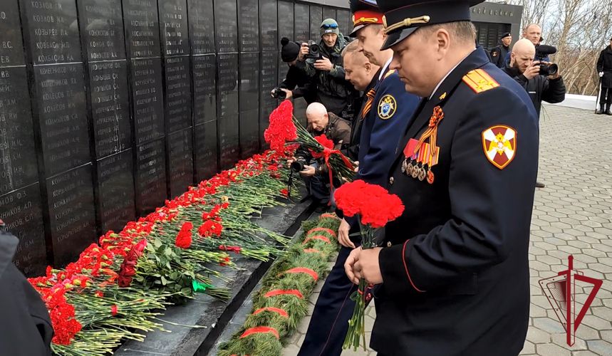 Начальник Управления Росгвардии по Камчатскому краю полковник полиции Алексей Кравченко принял участие в торжественном возложении цветов в преддверии Дня Победы