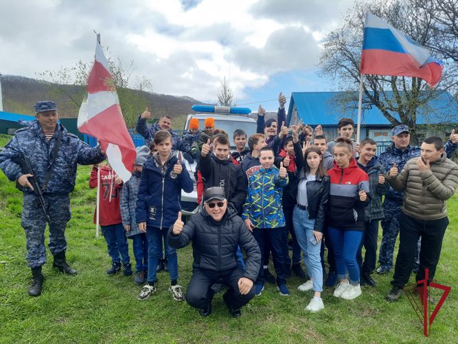 С Днем защиты детей росгвардейцы поздравили воспитанников Камчатского детского дома 