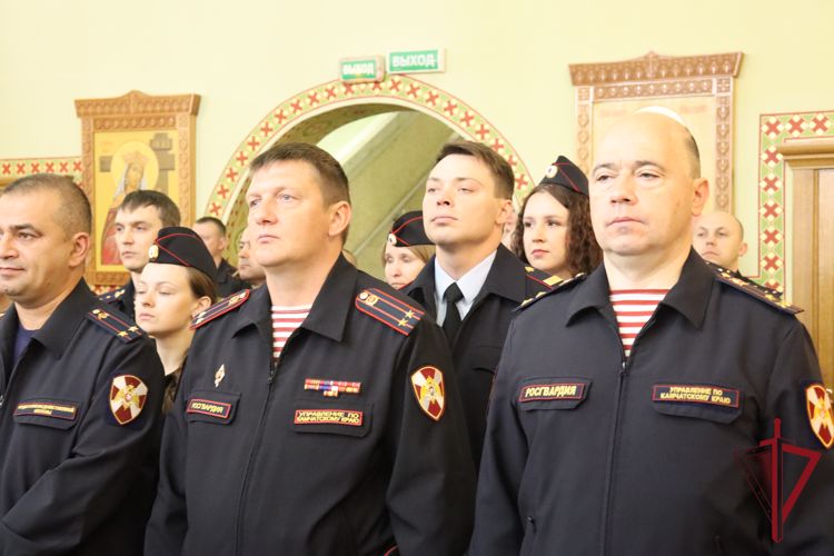 На Камчатке росгвардейцы приняли участие во Всероссийском молебне о Победе