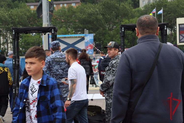 На Камчатке росгвардейцы обеспечивали безопасность граждан в период празднования Дня Военно-Морского флота России