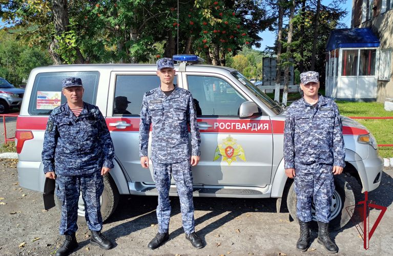На Камчатке росгвардейцы оказали помощь в эвакуации людей из задымленного здания