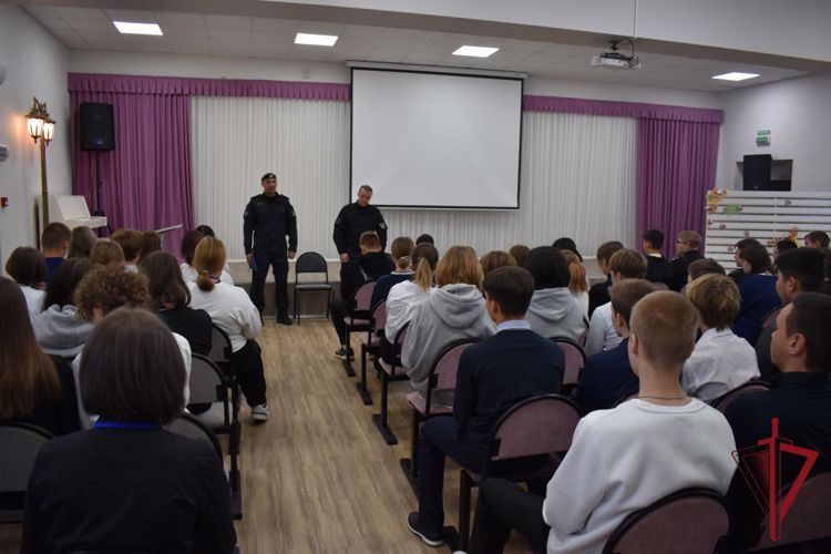 На Камчатке сотрудники ОМОН «Гейзер» провели занятие по безопасности с учащимися