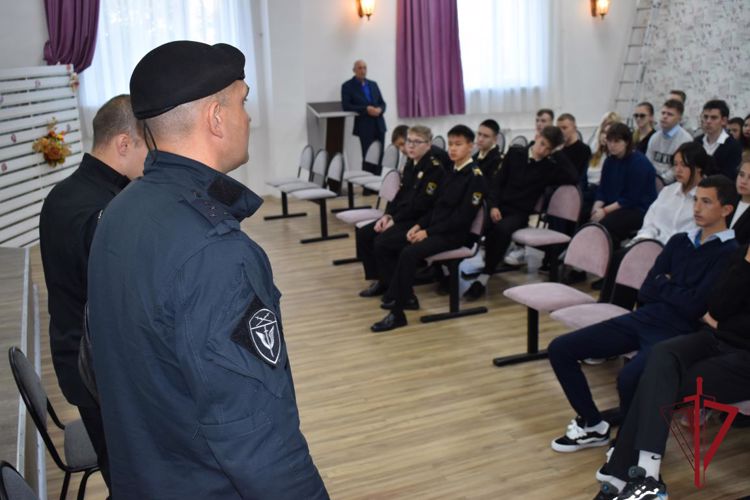 На Камчатке сотрудники ОМОН «Гейзер» провели занятие по безопасности с учащимися
