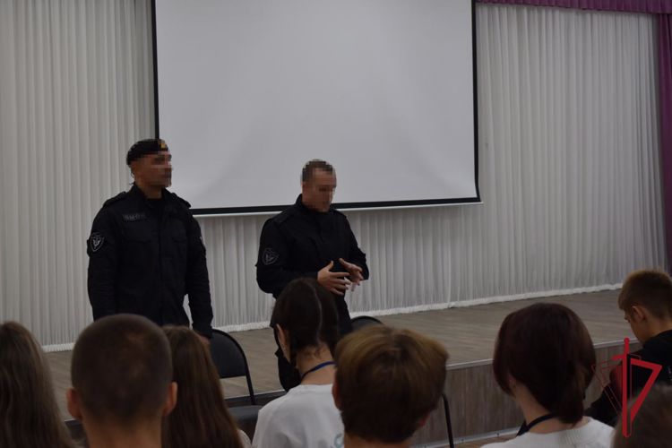 На Камчатке сотрудники ОМОН «Гейзер» провели занятие по безопасности с учащимися