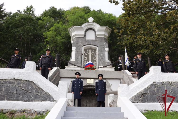 В Петропавловске-Камчатском росгвардейцы  приняли участие в торжественном мероприятии, посвященном 169-летию со Дня обороны города
