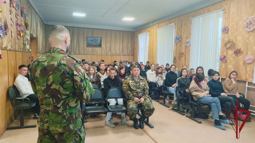 Офицер СОБР «Вулкан» рассказал учащимся камчатского техникума о службе в спецназе