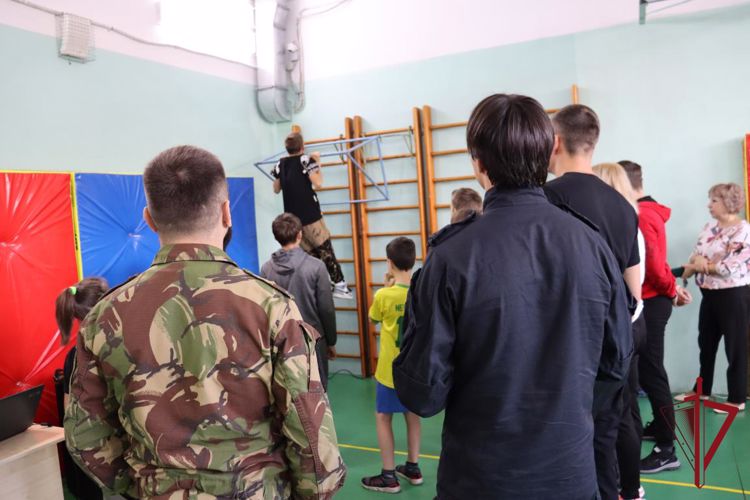 На Камчатке росгвардейцы приняли участие в спортивном празднике Елизовской школы-интерната 