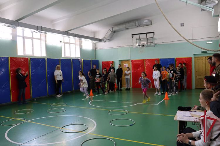 На Камчатке росгвардейцы приняли участие в спортивном празднике Елизовской школы-интерната 