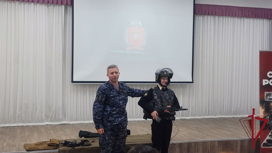 На Камчатке росгвардейцы провели Урок мужества ко дню рождения Михаила Калашникова