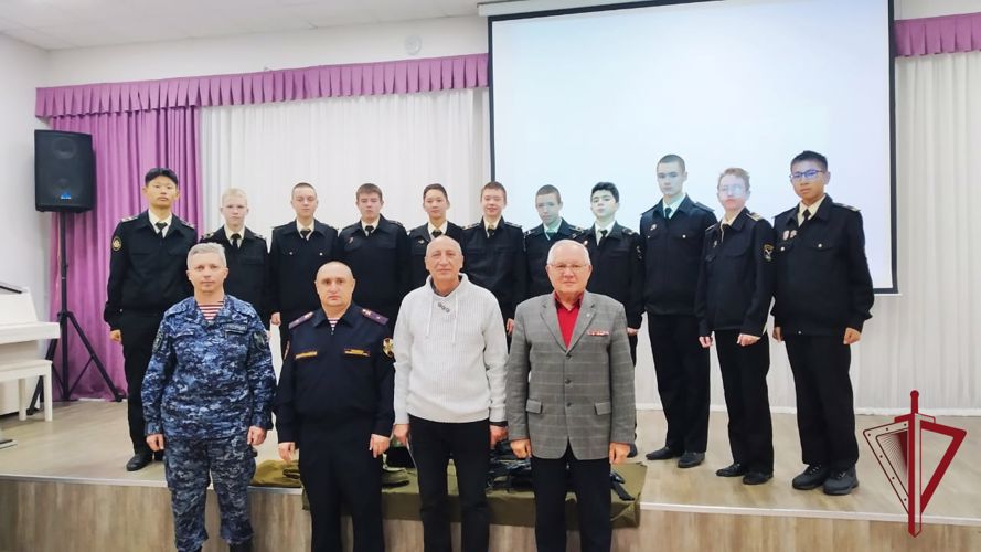 На Камчатке росгвардейцы провели Урок мужества ко дню рождения Михаила Калашникова