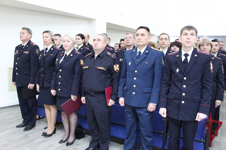 На Камчатке росгвардейцы поздравили участковых уполномоченных с юбилеем службы
