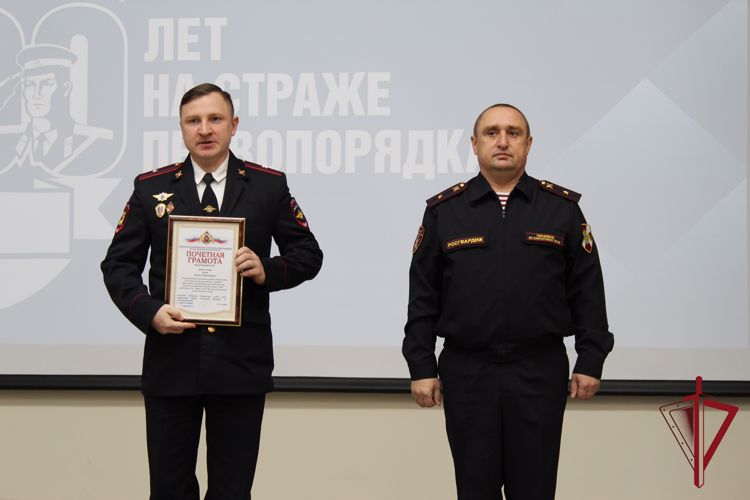 На Камчатке росгвардейцы поздравили участковых уполномоченных с юбилеем службы
