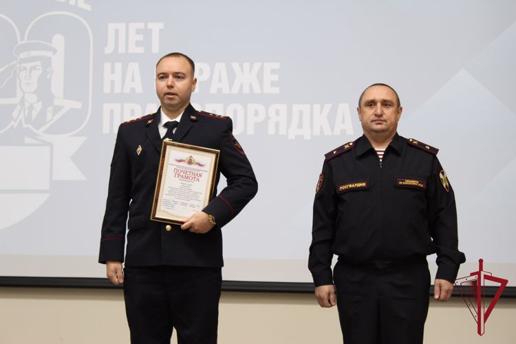 На Камчатке росгвардейцы поздравили участковых уполномоченных с юбилеем службы