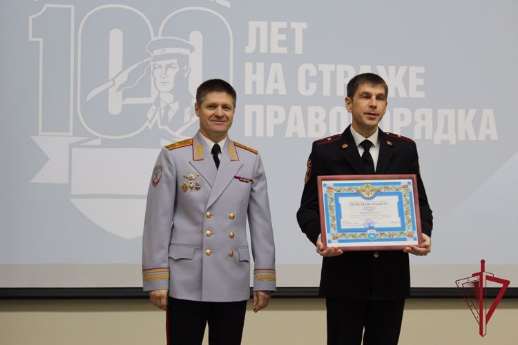На Камчатке росгвардейцы поздравили участковых уполномоченных с юбилеем службы