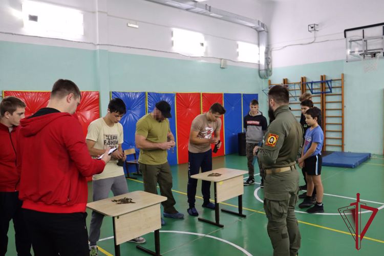 Тест-испытание «Юный спецназовец» провели росгвардейцы для воспитанников Камчатской школы-интерната