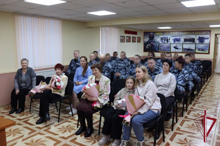 На Камчатке в преддверии Дня Матери росгвардейцы встретились с родными погибших боевых товарищей