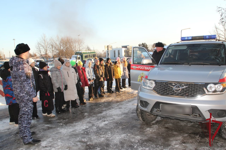 На Камчатке школьники побывали в гостях у сотрудников вневедомственной охраны Росгвардии