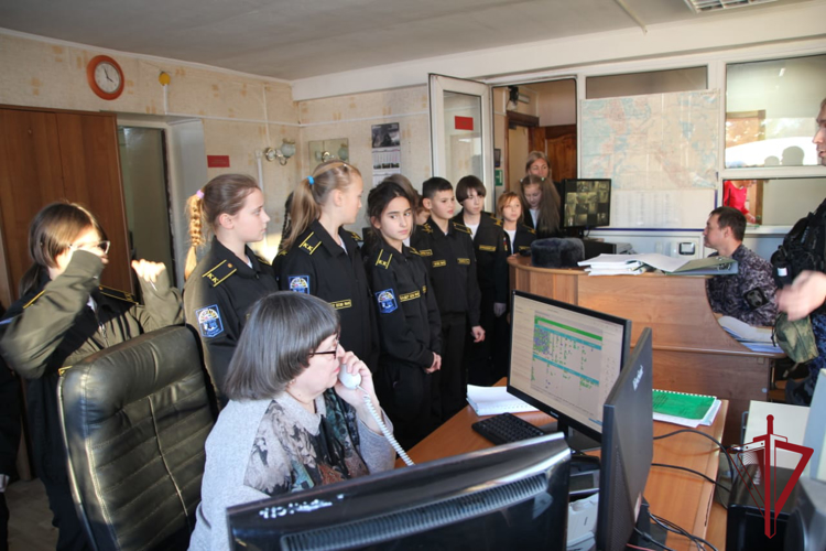 На Камчатке школьники побывали в гостях у сотрудников вневедомственной охраны Росгвардии