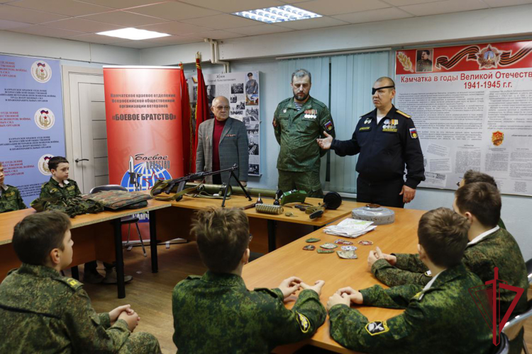 Росгвардейцы организовали экскурсию для кадетов в Петропавловске-Камчатском